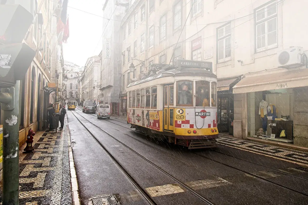 Historische Tram in der Altstadt von Lissabon – Auswandern nach Portugal